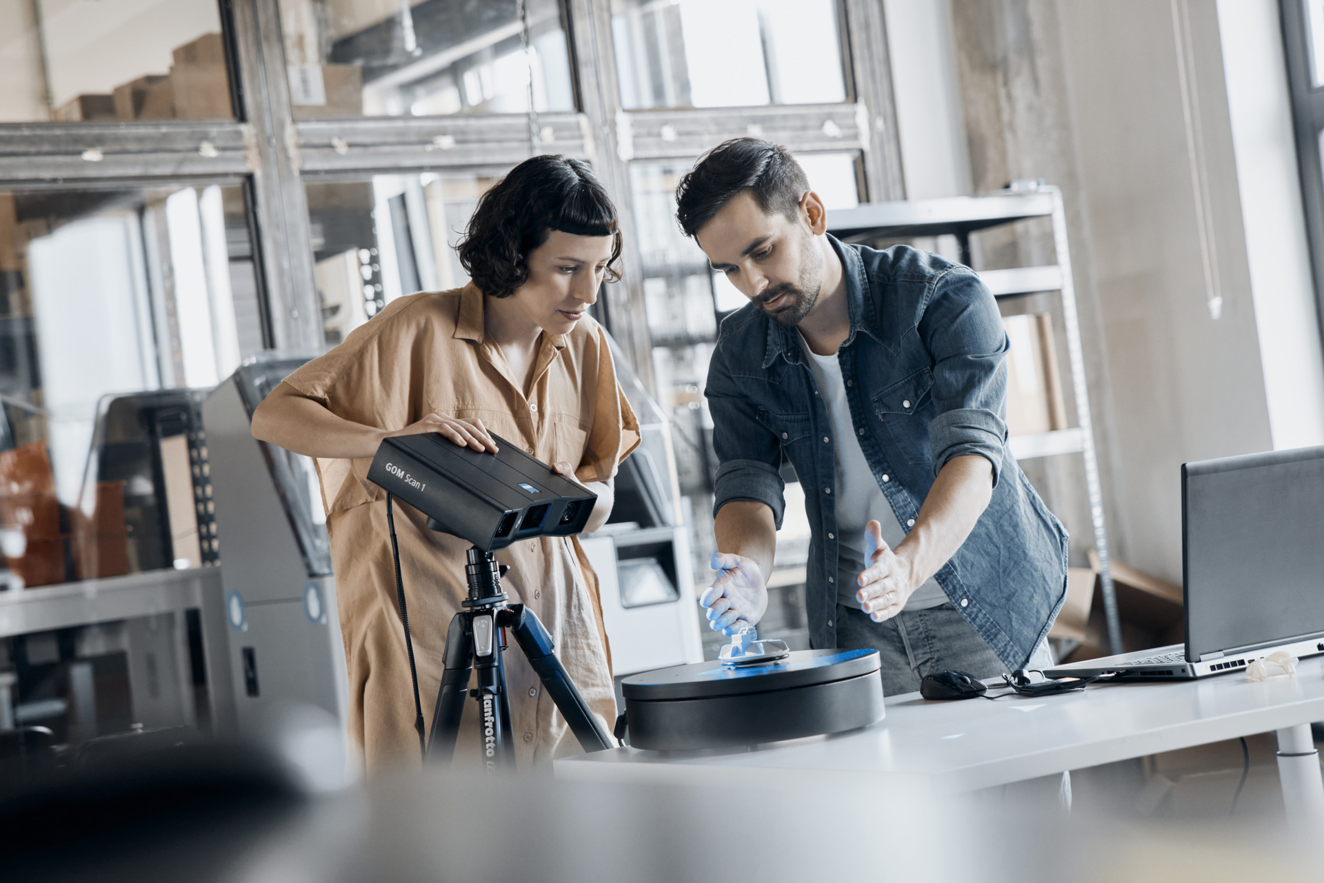 2 people using ZEISS 3D scanning solution GOM Scan 1