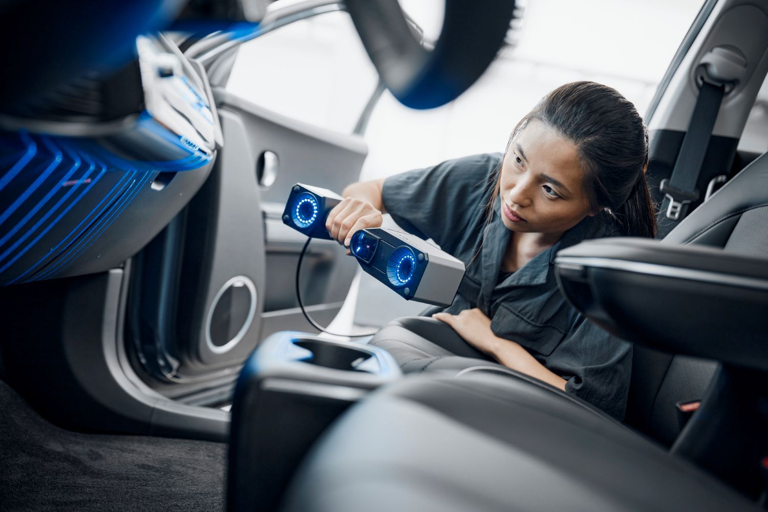 A woman scanning a car interior with ZEISS T-SCAN hawk