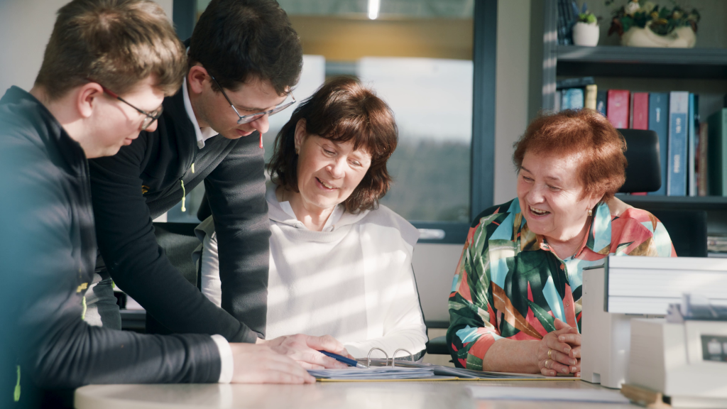 Family working together at Büchner